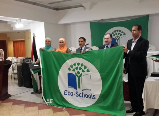 منحت المدرسة العلم الأخضر الخاص بالمدراس البيئية